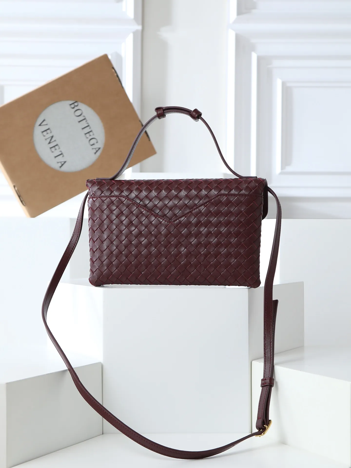 980. BV's new early spring bag Knot Lock series is now on the market! The entire bag shape is presented with 10mm Intrecciato weaving technology, and is equipped with Knot x3 rotating buttons! There are compartments and multiple card slots inside! It is a versatile commuter bag that can be used in various occasions. It has multiple carrying methods, and the shoulder strap is also detachable, hand-held, shoulder-carrying, and cross-body. Retro and fashionable, the exquisite old money style is easy to handle! Size: 25*16*5.5cm Style number: 817191